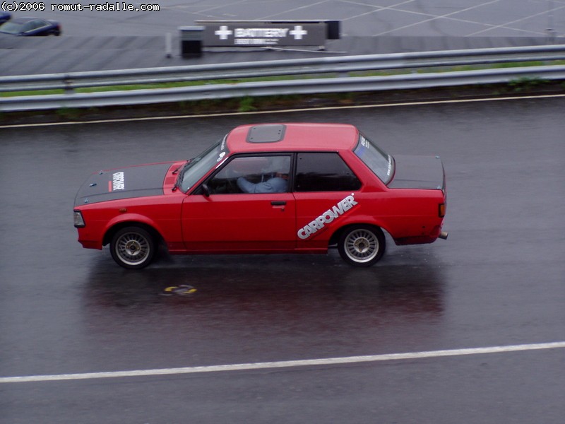 Punainen DX-Corolla Ahveniston radalla sateella