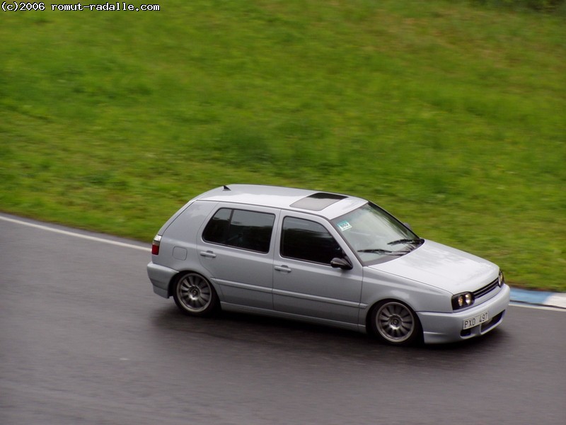 Harmaa VW Golf