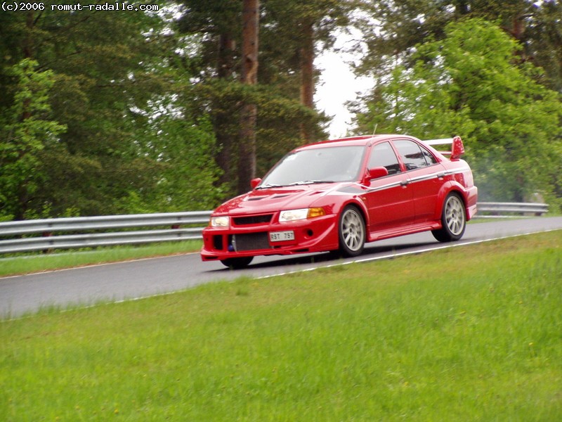 Punainen Mitsubishi Evo 7