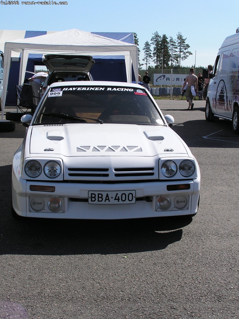 Valkoinen Opel Manta Haverinen Racing