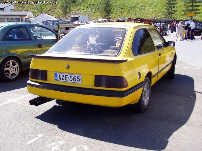 Keltainen Ford Sierra