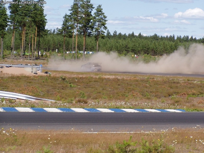 Tämä on sitten sitä driftingiä. Hiekkaa radalle.