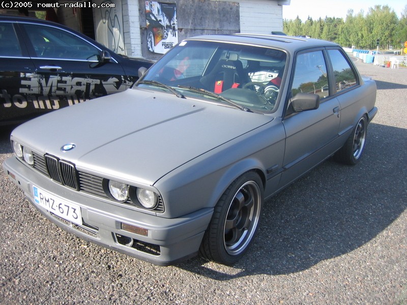 Harmaa BMW