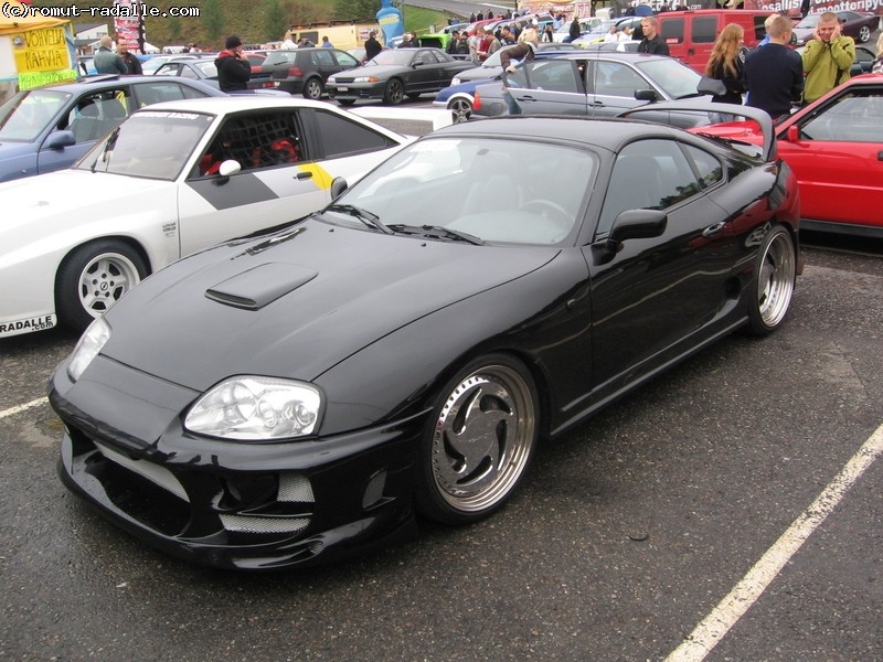 Musta Toyota Supra