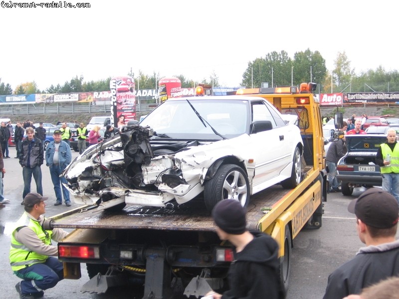 Mällätty valkoinen Toyota MR2