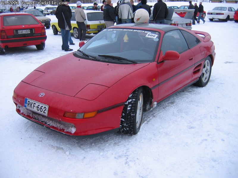 Punainen Toyota MR2