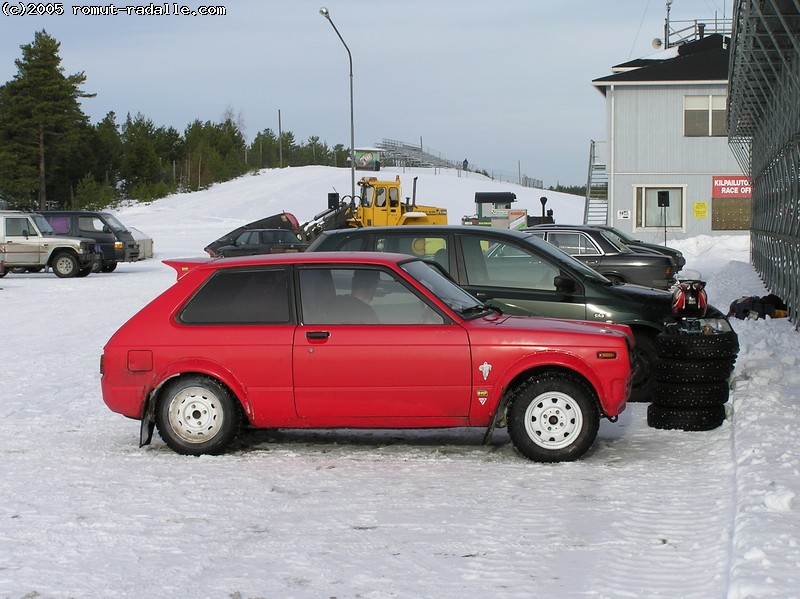 Punainen Toyota Starlet