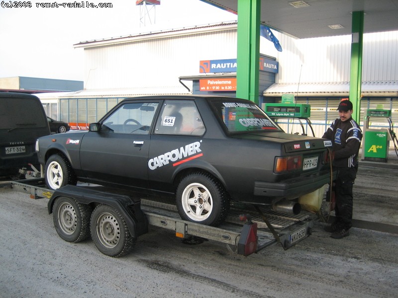 Musta Corolla trailerilla