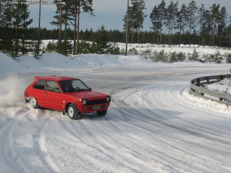 Punainen Toyota Corolla KP60