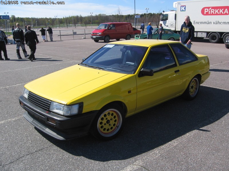 Keltainen Toyota Corolla GT AE86