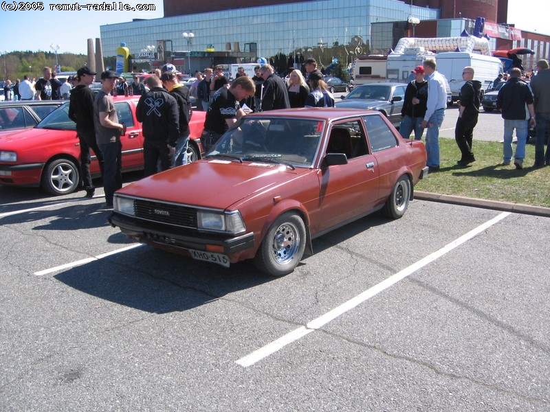 Punaruskea Toyota Corolla KE70