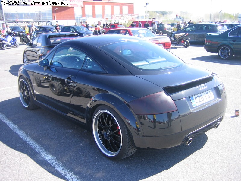 Musta Audi TT