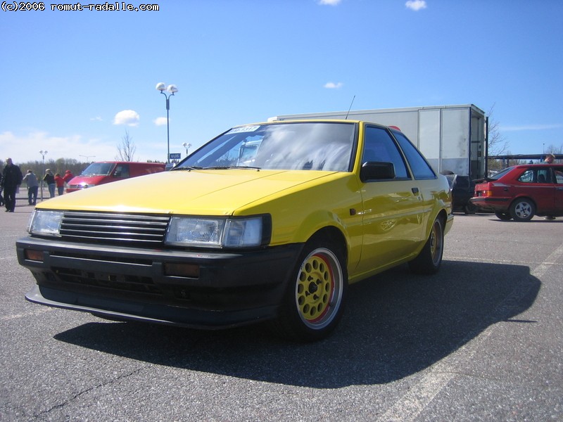 Keltainen Toyota Corolla AE86 GT