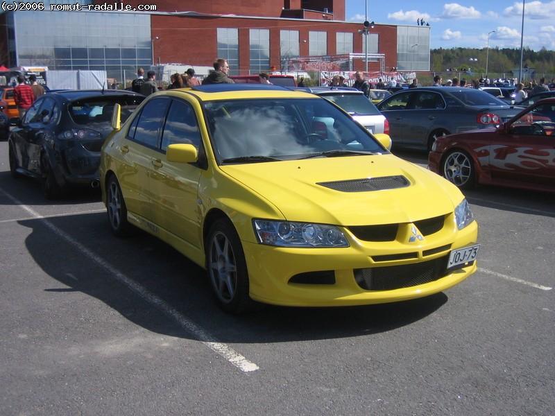 Keltainen Mitsubishi Lancer Evo IIX