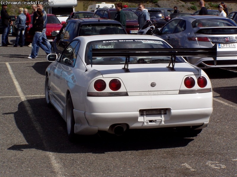 Valkoinen Nissan Skyline