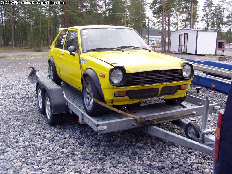 KP60 Toyota Starlet trailerilla, perä meni rikki