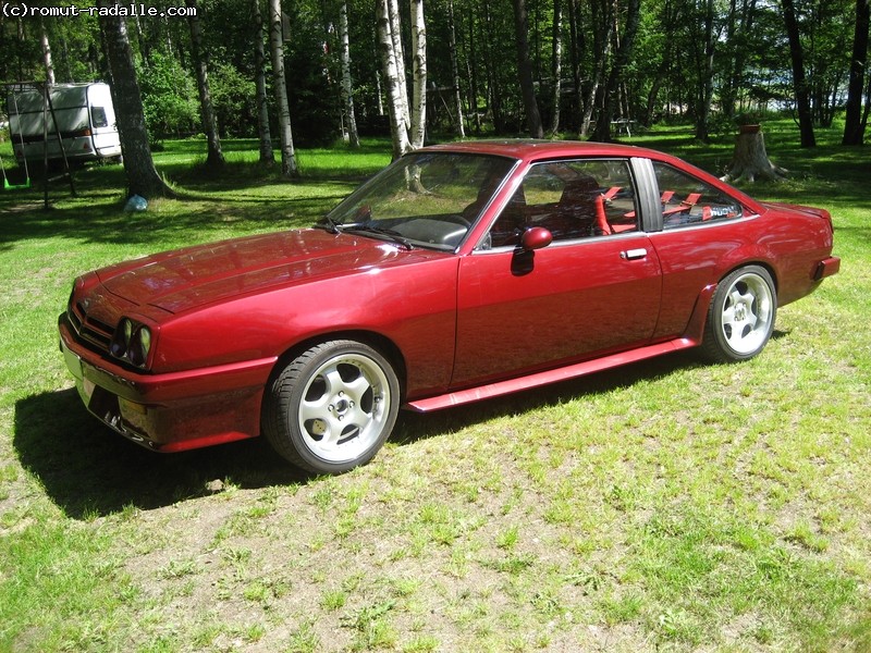 Viininpunainen Opel Manta B