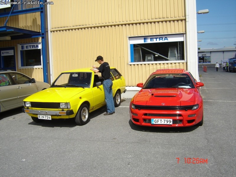 Keltainen Corolla ja punainen Celica