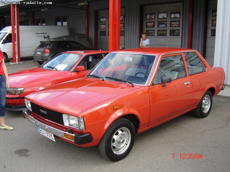 Punainen Toyota Corolla DX KE70