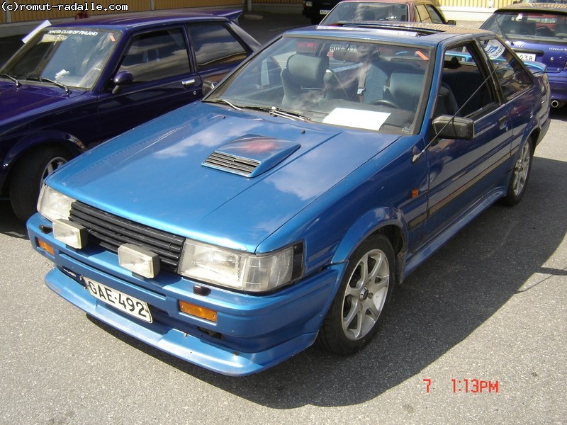 Sininen Toyota Corolla AE86 GT.  Turbo Coltin ilmanottoaukko?