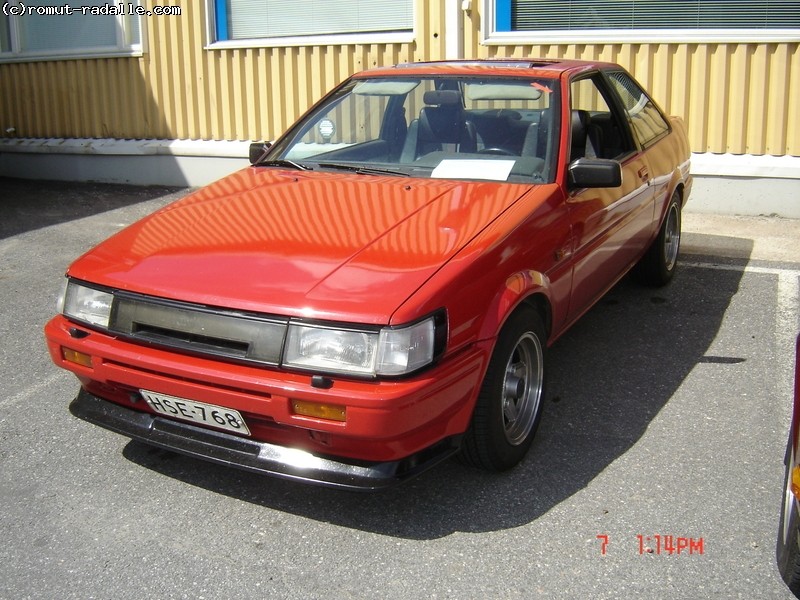 Punainen Toyota Corolla GT AE-86