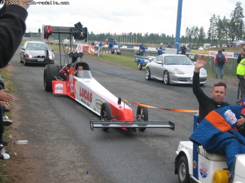 Lucas oil team Top Fuel dragsteri hinauksessa, Andy Carter moikkaa