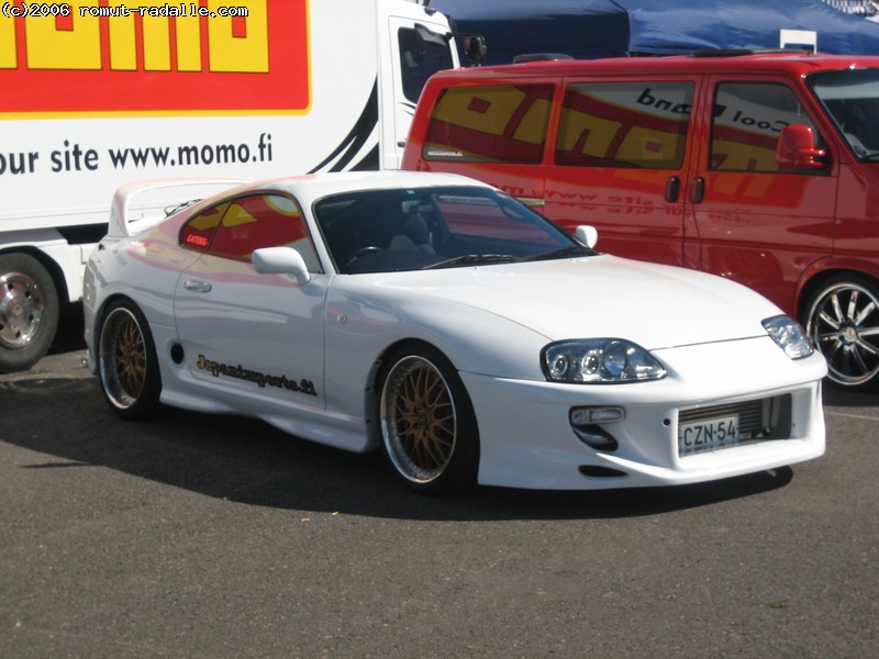 Valkoinen Toyota Supra