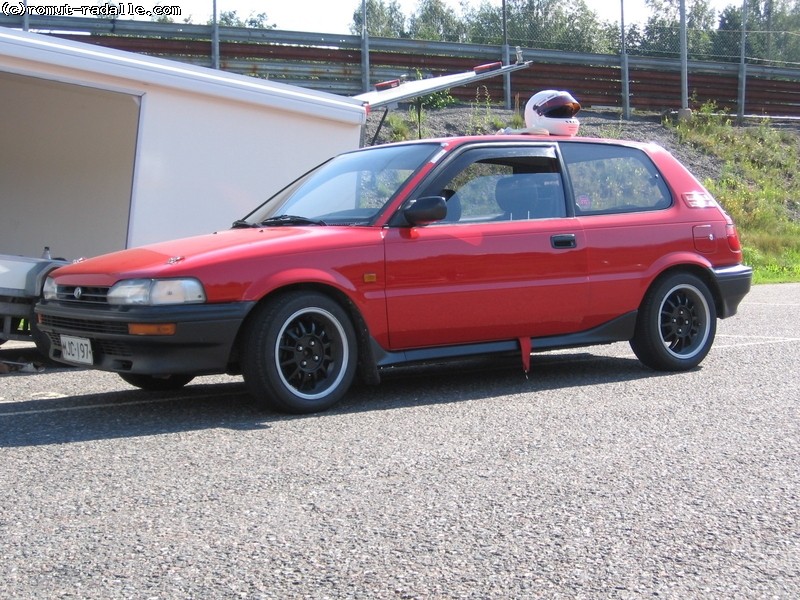 Punainen Toyota Corolla