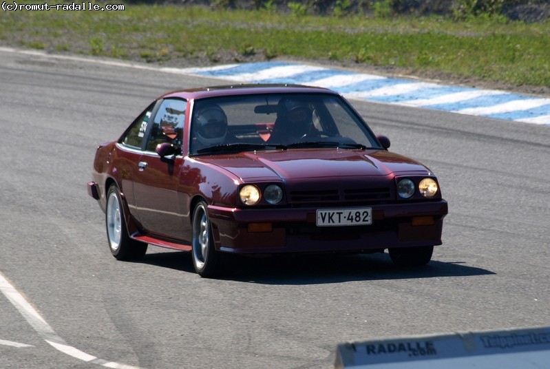 Viininpunainen Opel Manta B