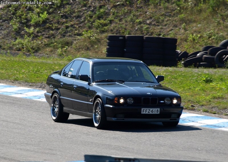 Musta BMW M5