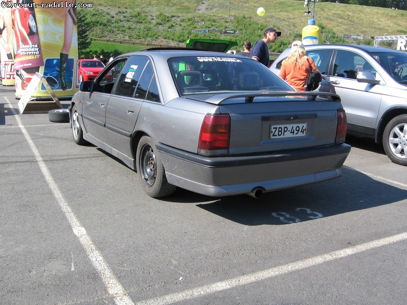 Harmaa Opel Omega