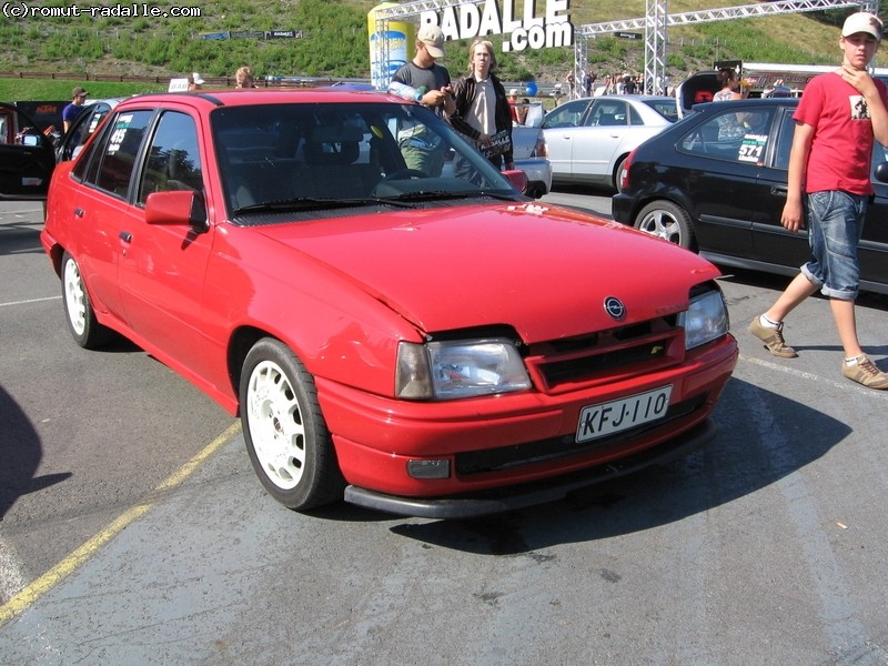 Punainen Opel Kadett E