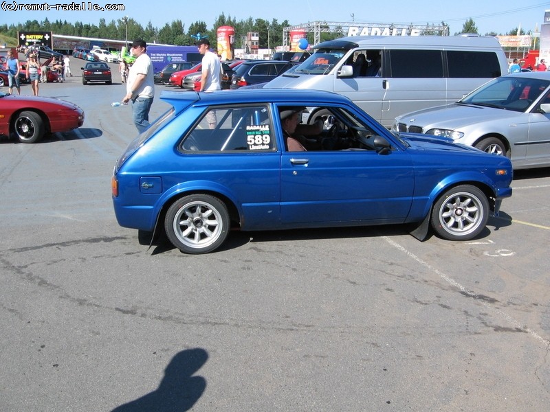 Sininen Toyota Starlet kaarilla