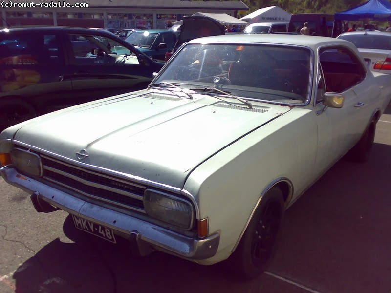 Valkoinen Opel Record