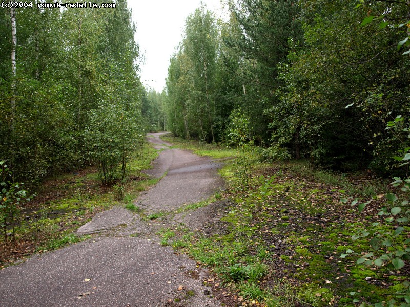 Rataa. Vain pieniä jyrsittyjä uria tässä kohdassa