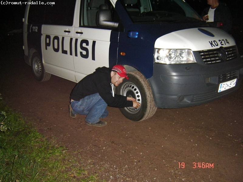Poliisin maijan renkaiden tyhjennys :-)