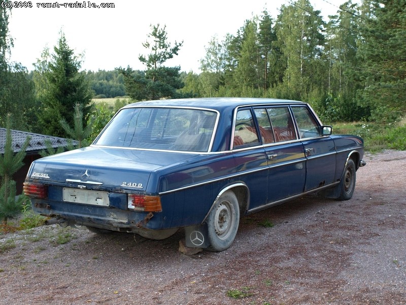 Sininen Mercedes Benz 240D Limousine Diesel