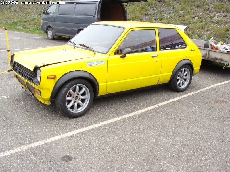 Janin keltainen Toyota Starlet KP60