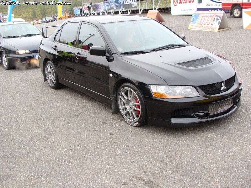 Musta Mitsubishi Lancer Evo 9