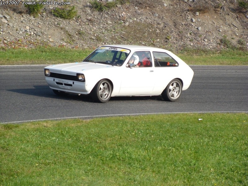 Valkoinen Opel Kadett City