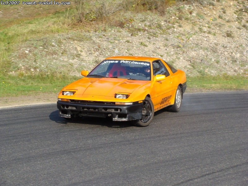 Oranssi Toyota Supra A70