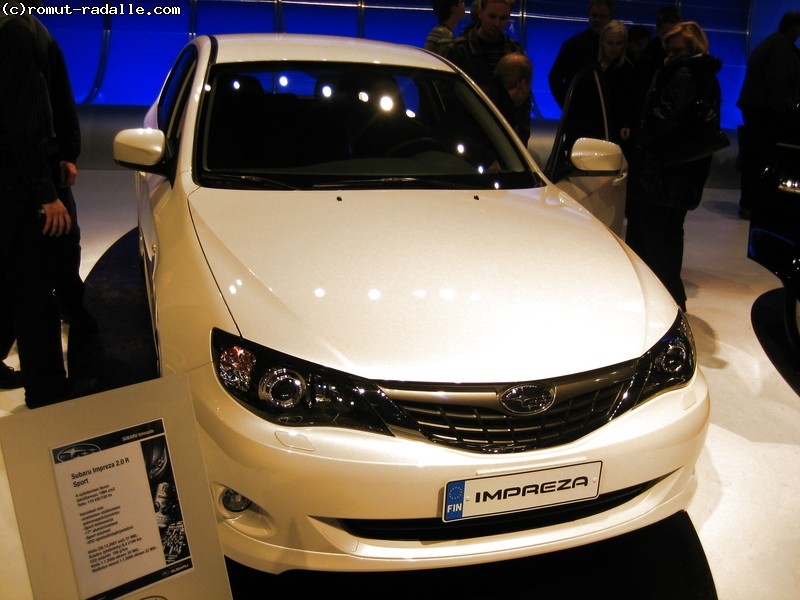 Valkoinen Subaru Impreza 2.0R Sport
