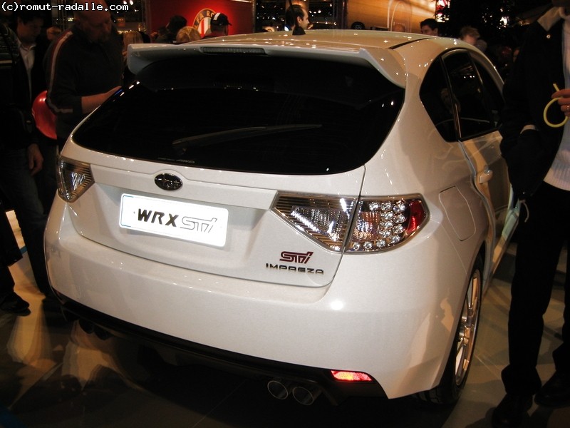 Valkoinen Subaru Impreza WRX STi