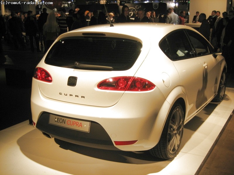 Valkoinen Seat Leon Cupra