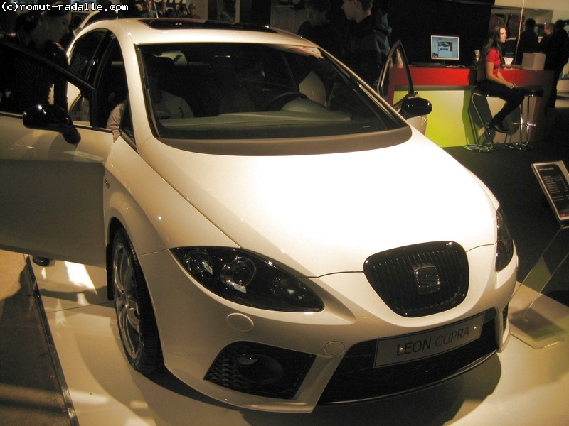 Valkoinen Seat Leon Cupra