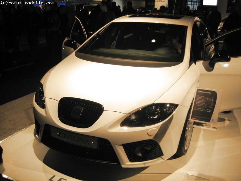 Valkoinen Seat Leon Cupra