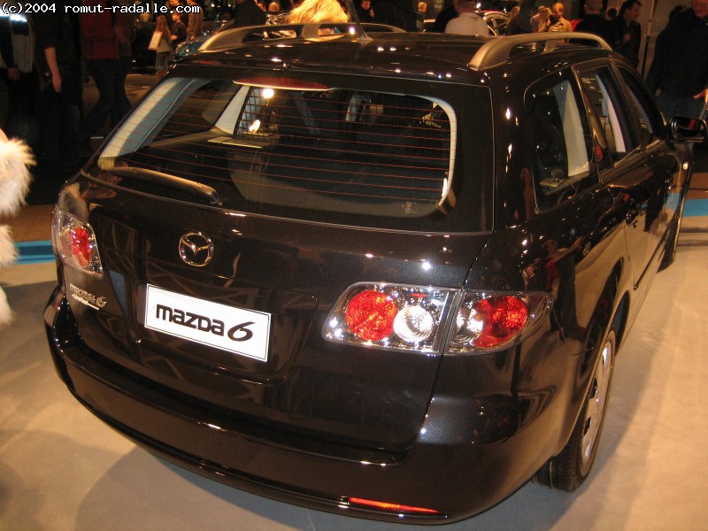 Uusi musta Mazda 6