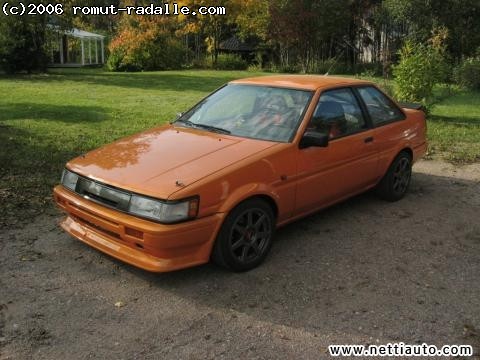 Oranssi Toyota Corolla GT AE86 Coupe