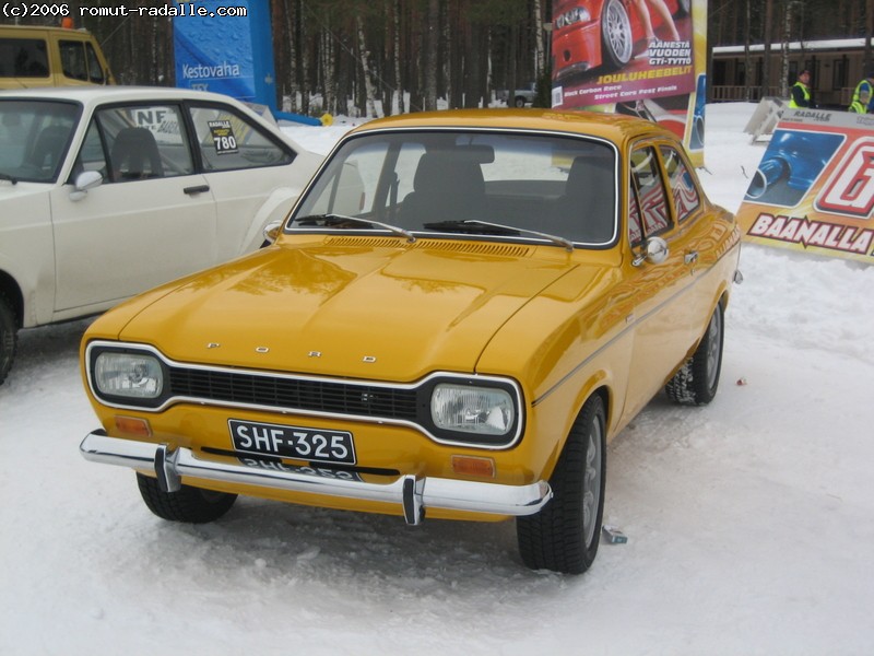 Keltainen Ford Escort MK1 mustilla kilvillä