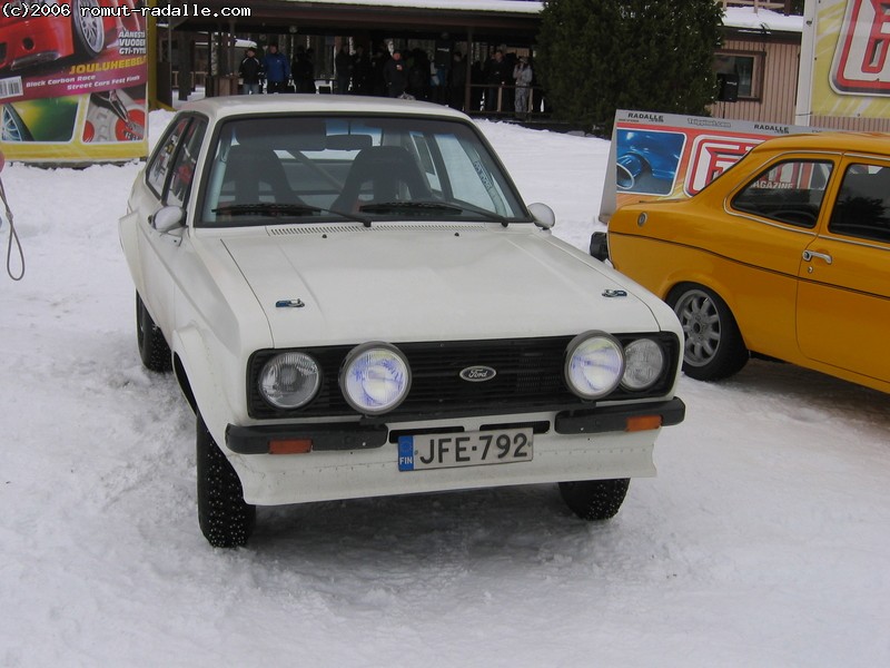 Valkoinen Ford Escort MK2, välikoppa